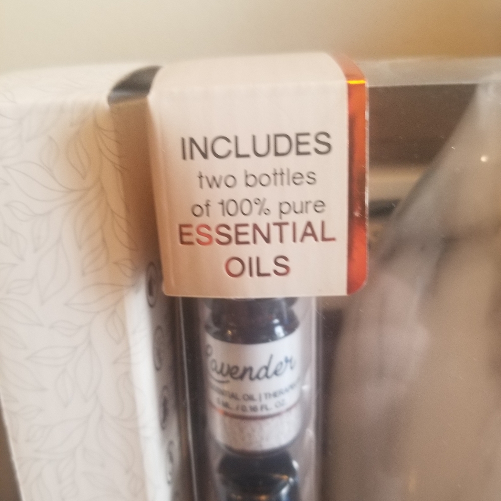 Two Aromatherapy Essential Oil Diffusers New - Picture 3 of 5